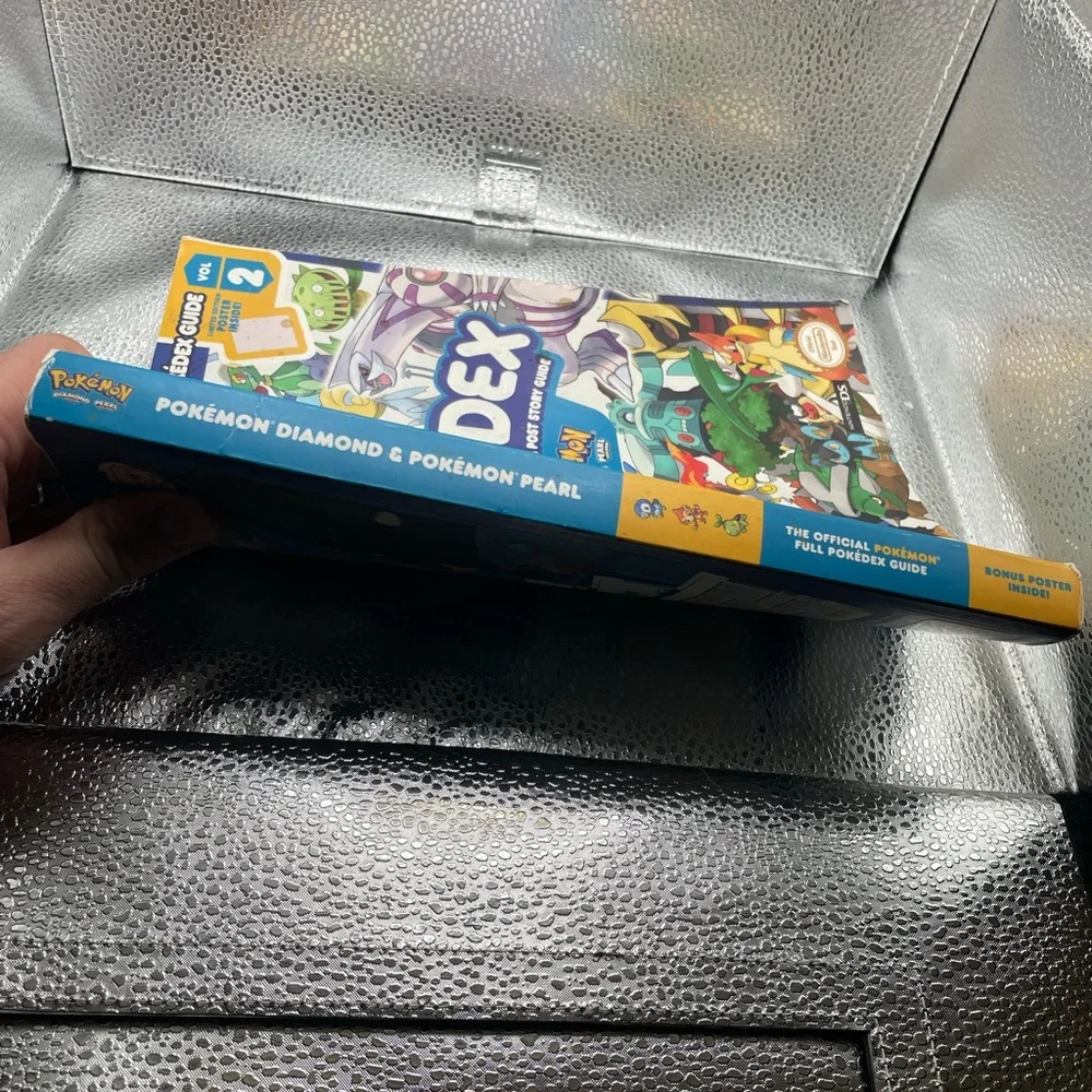 Pokémon diamond and pearl prima Pokédex guide with poster insert.
